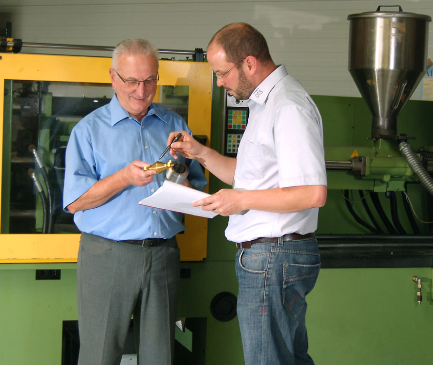  In unserem Technikum, mit 1 Arburg-Spritzgießmaschine, werden neu entwickelte Düsen und Produkte ausgiebig getestet, bevor diese auf den Markt kommen. 